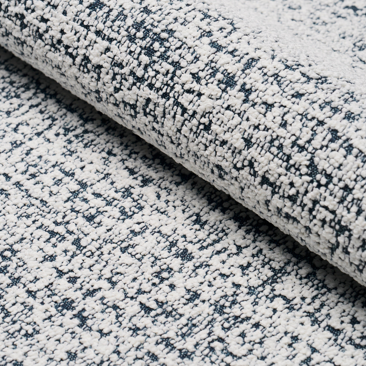 ZUZU INDOOR/OUTDOOR WHITE ON NAVY